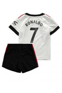 Manchester United Cristiano Ronaldo #7 Babyklær Borte Fotballdrakt til barn 2022-23 Korte ermer (+ Korte bukser)